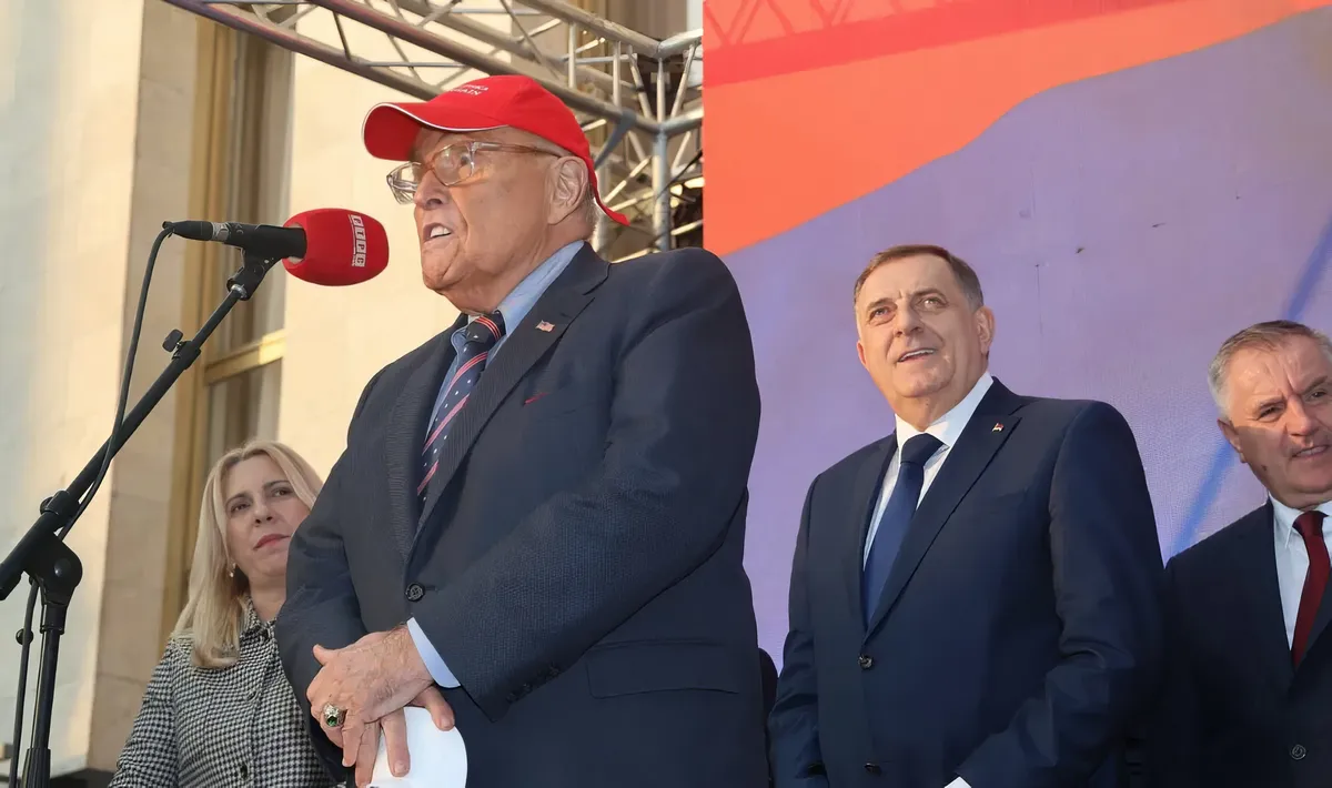 Dodik tüntetéssel, gázcsap elzárással és amerikai díszvendéggel hangolt a mai ítélethirdetésre 5 Valószínűleg Rudy Giuliani sem ingyen blamálta magát
