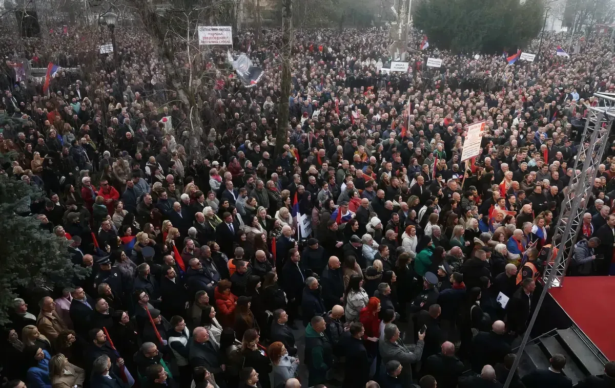 Dodik tüntetéssel, gázcsap elzárással és amerikai díszvendéggel hangolt a mai ítélethirdetésre 3 Ekkora tömeget sikerült "összeutaztatni" Banja Lukába