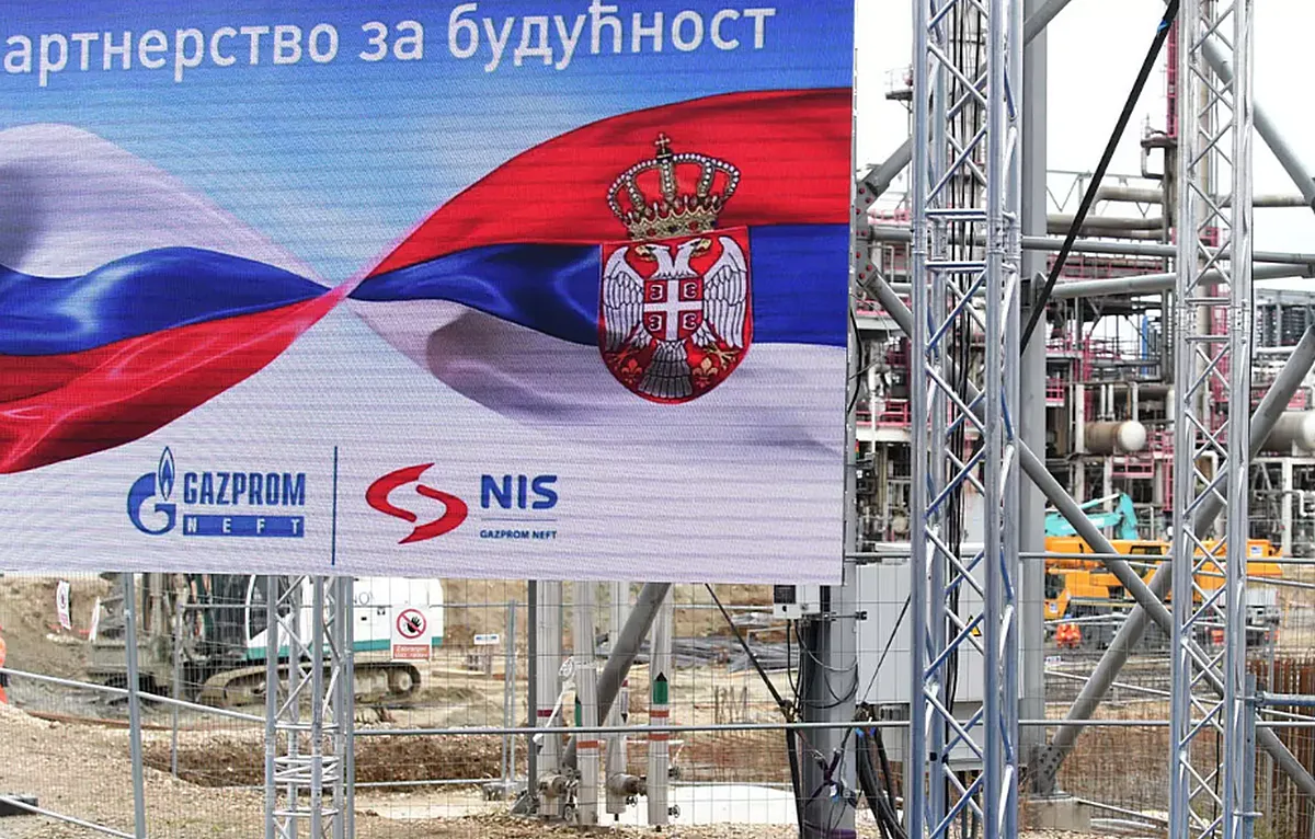 Orosz-szerb partnerség a jövőért, legalábbis ezt hirdeti a felirat