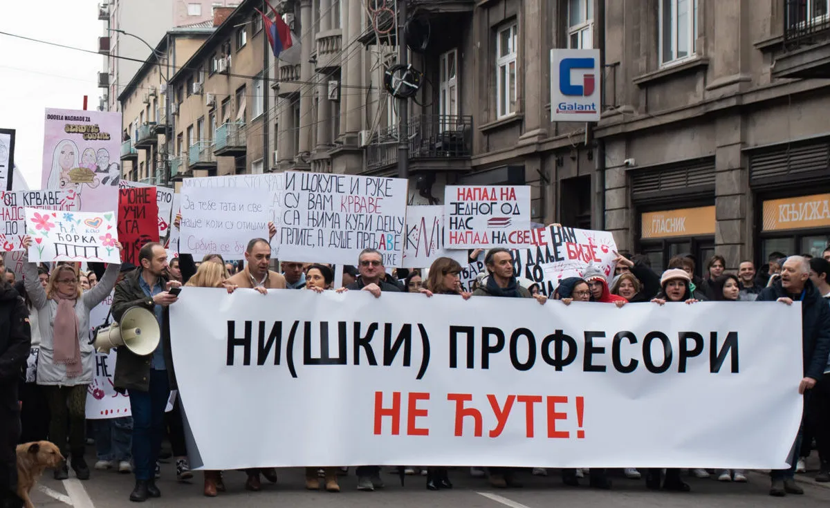 A niši professzorok nem hallgatnak - olvasható a transzparensen