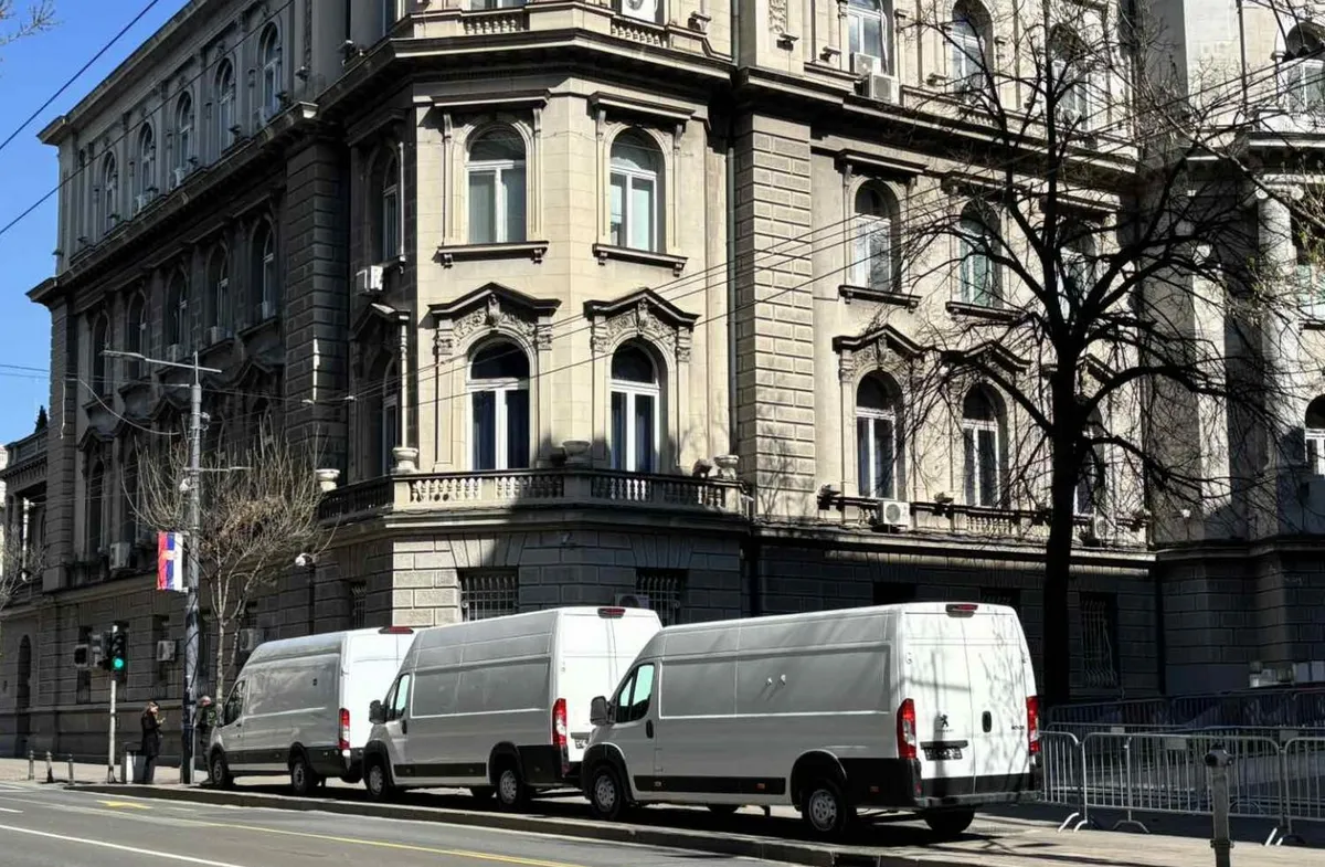A furgonon még látszanak a régi felirat nyomai