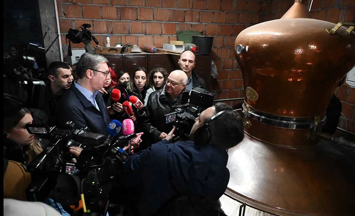 A szerb elnök a baráti médiának bárhol hajlandó nyilatkozni, még egy szeszfőzdében is, ott is tud beszélni arról, hogy Szerbiában nem lesz Majdan