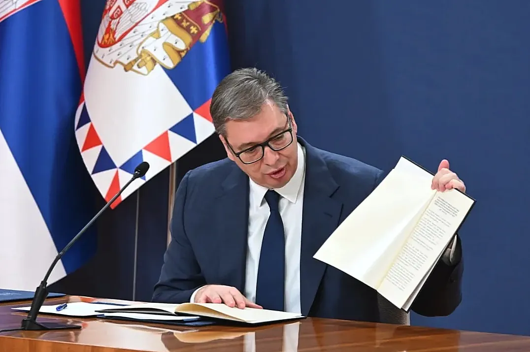 Kedden érkezett meg az orosz Szövetségi Biztonsági Szolgálat vizsgálatának hivatalos jelentése, amely a szerb elnök szerint határozottan megállapítja, hogy a Szerbia rendőri erőinél birtokolt akusztikus eszközöket nem használták a március 15-i tüntetés során