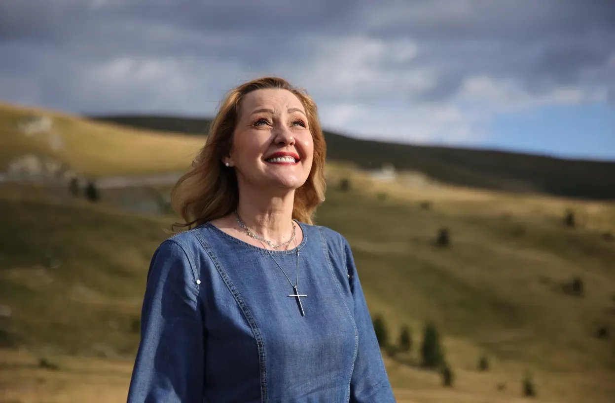 Elena Lasconi nagypénteki "politikai reklámanyaga, vajon Isten segít-e neki? (Forrás: Facebook)
