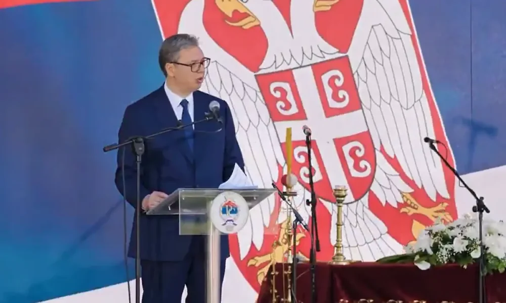 A szerb elnök beszédet mond a Donja Gradina-i tábor helyszínén. Donja Gradina az usztasai koncentrációs táborok jasenovaci rendszerének VIII. táboraként ismert, a szerbek, zsidók és romák tömeges kiirtására létesült