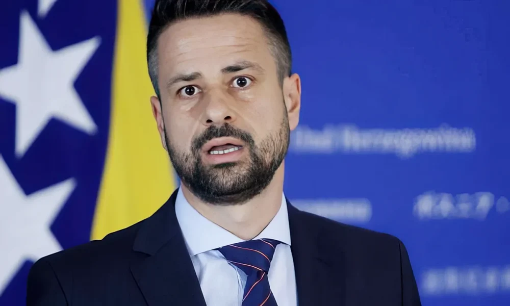 A javaslat szerint 110 millió konvertibilis márkát fordítanak az adósság visszafizetésére, a fennmaradó 90 milliót pedig a Szövetség és az RS osztják fel, a javaslat a képen látható Srđan Amidžićtól (SNSD) származik