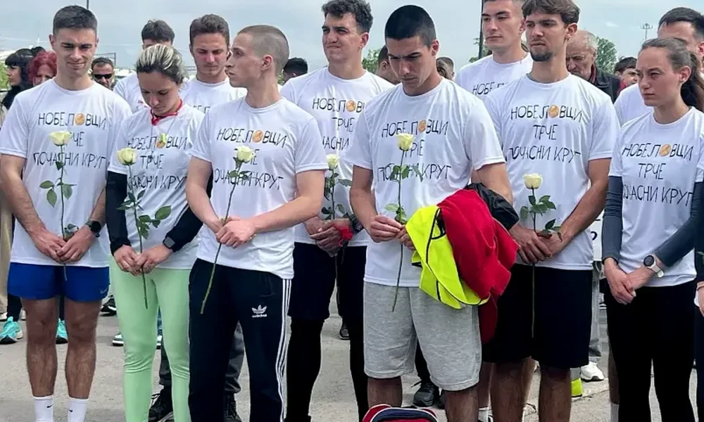 A szerbiai maratonfutó diákok egy része a fehér rózsával
