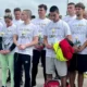 A szerbiai maratonfutó diákok egy része a fehér rózsával