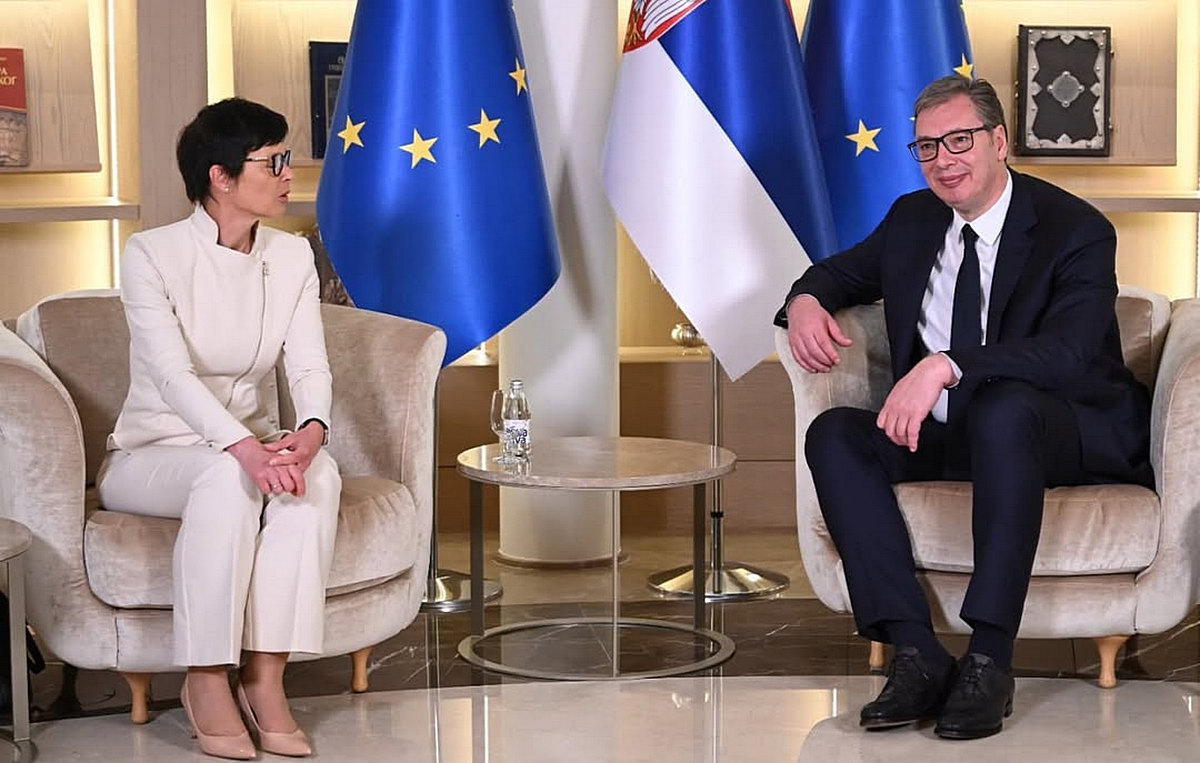 A szerb elnök figyelmesen hallgatja a bővítési biztos szavait