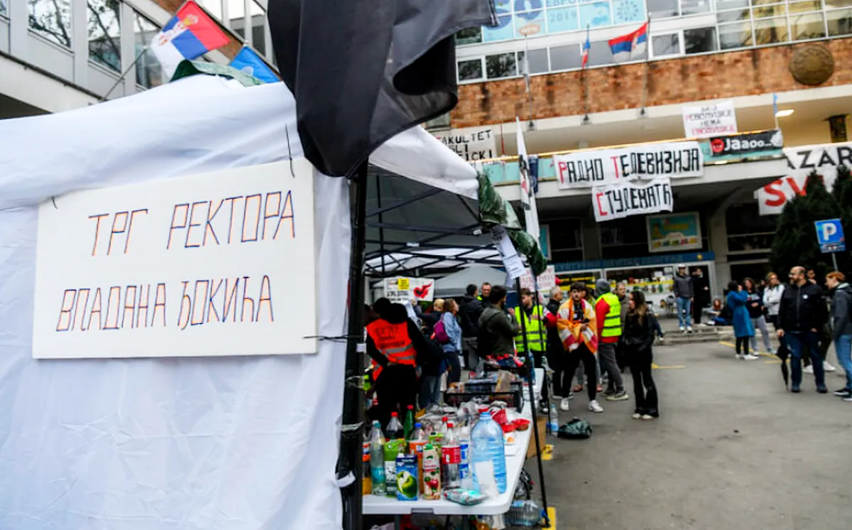 A diákok a közszolgálati televízió előtti teret a Belgrádi Egyetem rektoráról, Vladan Đokić térnek nevezték el. Đokićot nagypénteken szólította be a rendőrség meghallgatásra