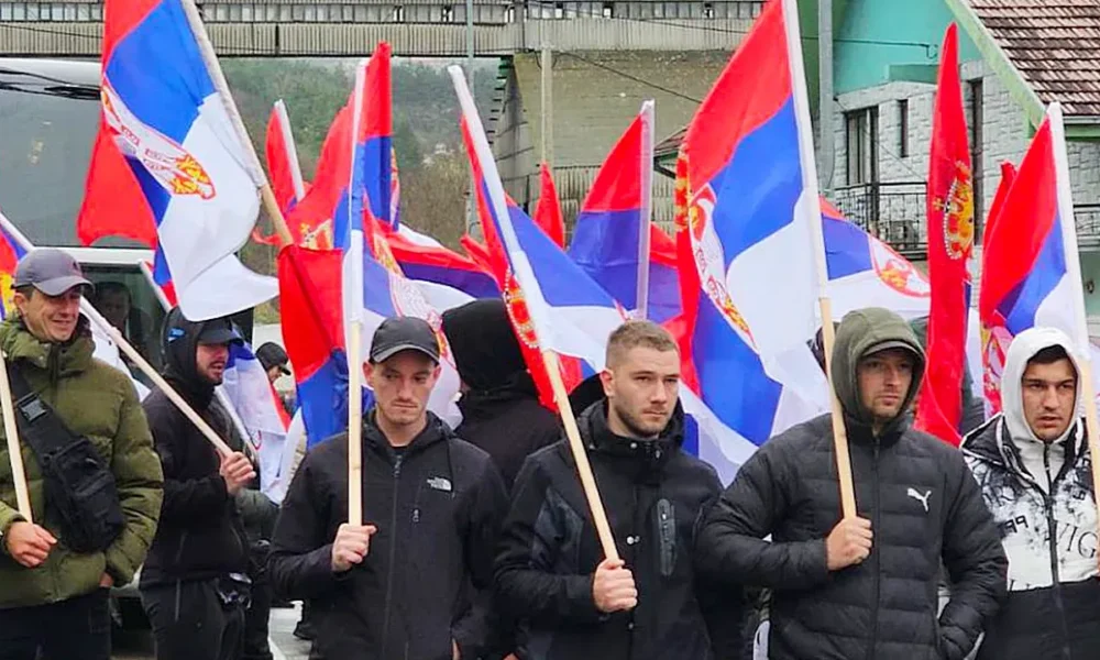 Hátizsák szinte szál se, viszont frissen vasalt zászló annál több. Belgrádba indult kétszáz koszovói szerb - szombatra akarnak felérni - gyalog