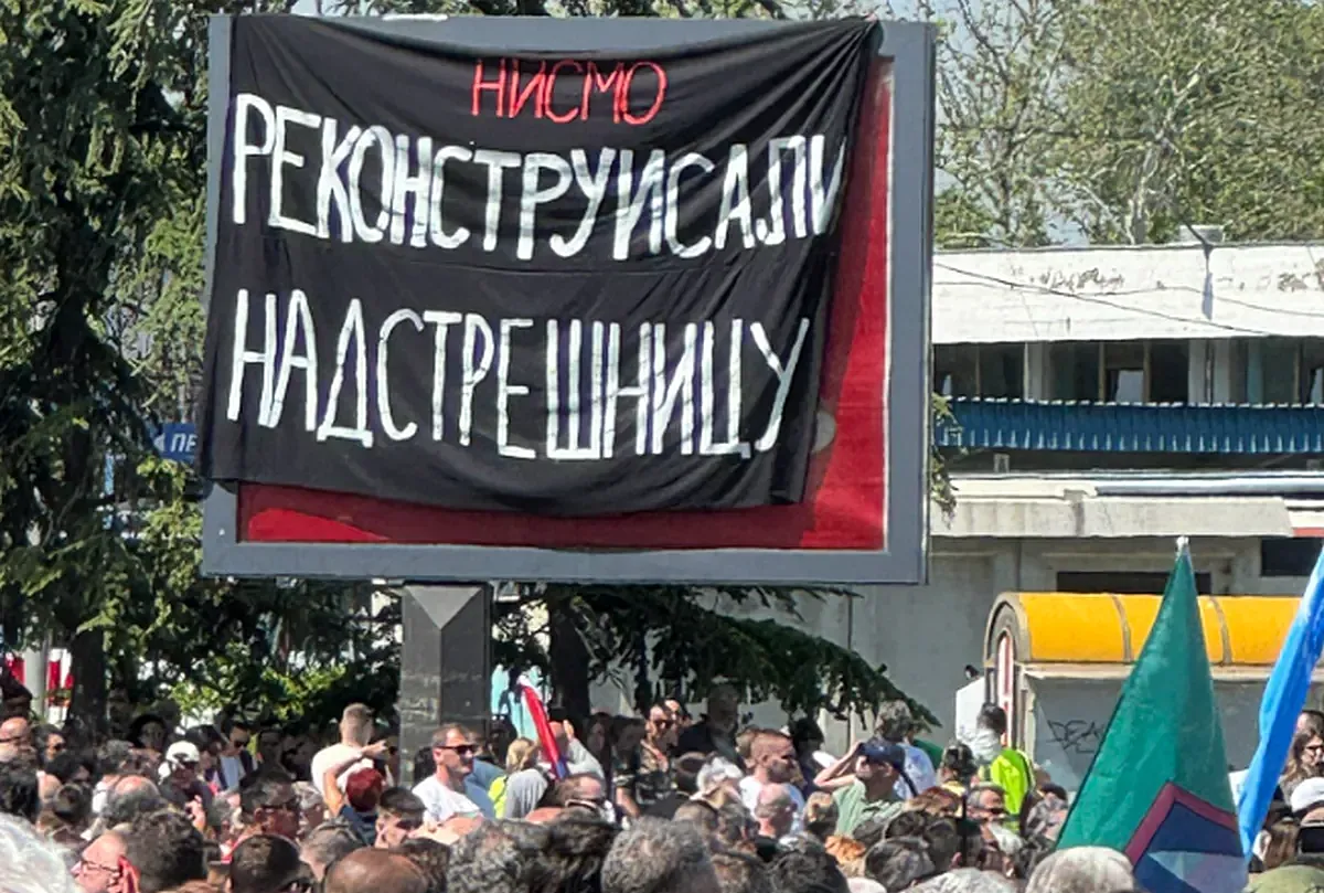 Hat hónap telt el a tragédia óta, Újvidék nem felejt 2 A molinó a kormányzat hazugságaira figyelmeztet: „Nismo rekonstruisali nadstrešnicu”, vagyis „nem újítottuk fel az előtetőt”