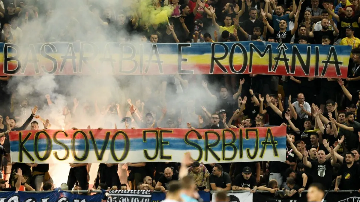 A „Besszarábia Románia része” és a  „Koszovó Szerbia része” feliratok