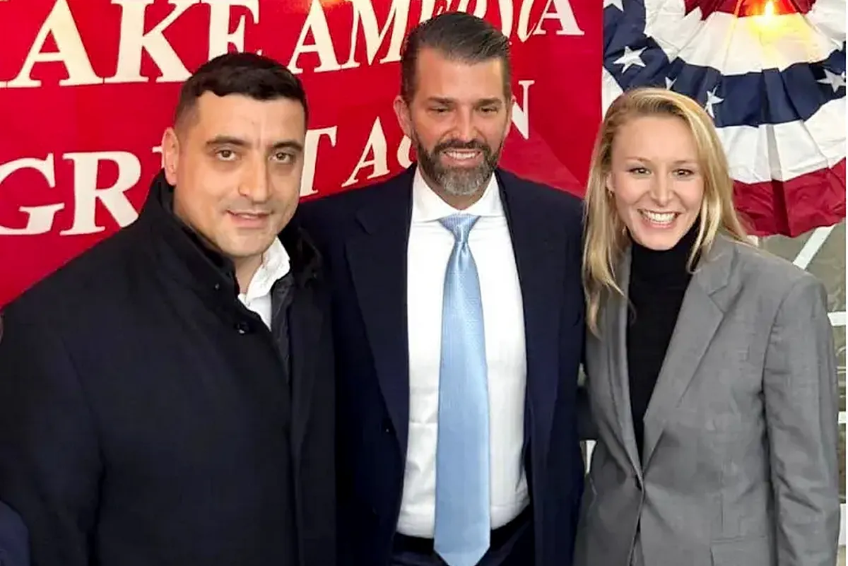 Az ifjabb Donald Trump nem csak a szerbekkel barátkozik. A képen Donald Trump Jr., Marion Maréchal-Le Pen és George Simion 2025-ben, egy nappal Donald Trump elnök beiktatása előtt 