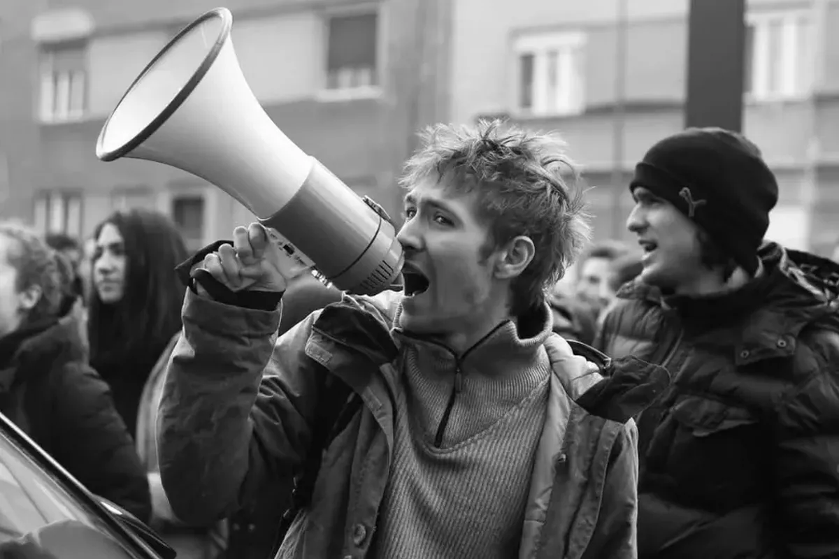 POLITIKAI FOGLYOK: Börtönben maradnak az ellenzéki aktivisták 4 Lazarnak az fáj a legjobban, hogy a társai azonnal elhatárolódtak tőle, s ezt viselte a legnehezebben barátnője is. Ez később megváltozott, s bár a plenum megtagadta őket, később csatlakoztak a szabadon bocsátásukért szervezett tiltakozásokhoz