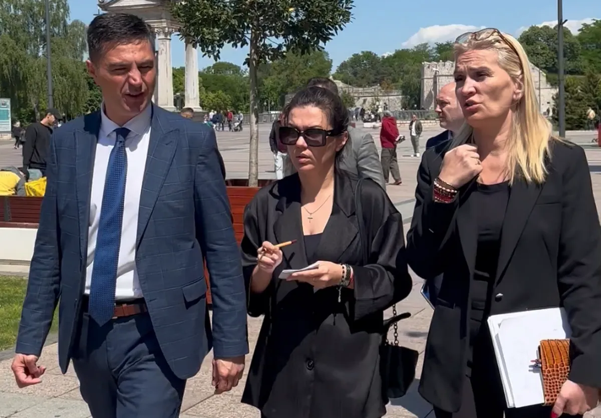 Glišić: Ne higgyenek a megszállóknak, lesz nagygyűlés Nišben 2 Dragoslav Pavlović polgármester városi illetékesek társaságában járja be a helyszínt (Forrás: Screenshot)
