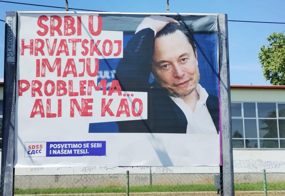 A horvátországi helyhatósági választások előestéjén 2 A horvátországi szerbek billboardja: "A szerbeknek vannak problémáik Horvátországban, de nem úgy, mint (Elon Musknak). Ezért a helyi szerb párt arra szólít fel, hogy inkább magukkal foglalkozzanak, és a saját Teslájukkal