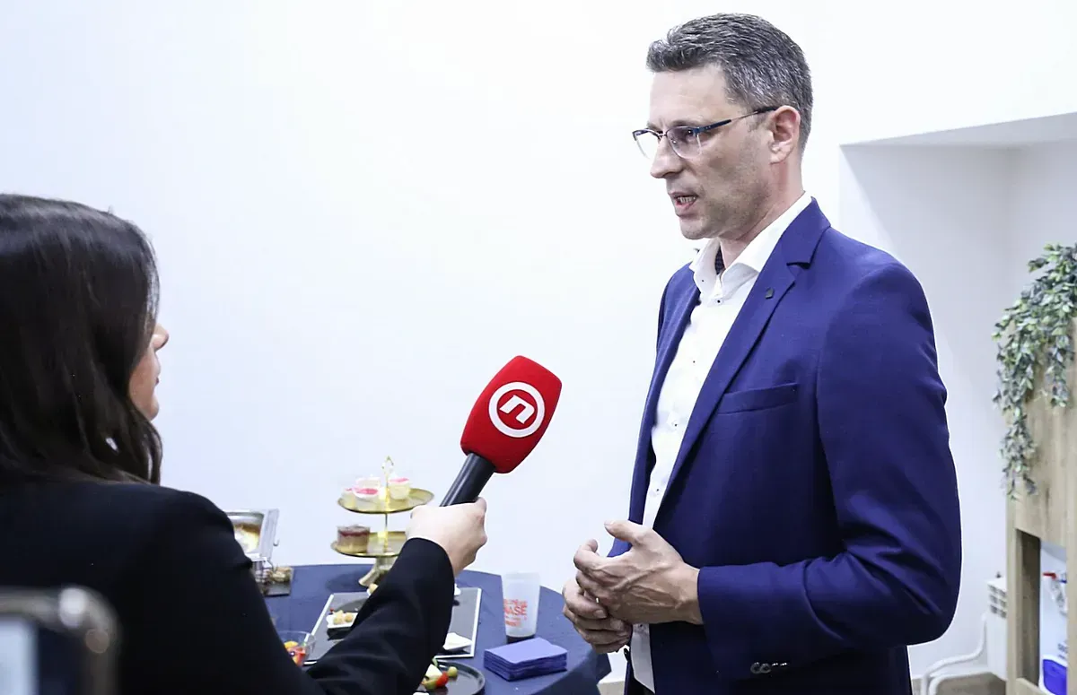 Egy politikus munkaköri leírása szerint sosem veszíthet. Božo Petrov, a Most elnöke, azt mondta, hogy elégedettek a helyhatósági választások eredményével, mert megtartották a hatalmat ott, ahol azt eddig is gyakorolták. A Teleskop horvát hírportál szerint Petrov azzal dicsekszik, hogy „két faluban” győztek, ahol összesen 1309 választópolgár szavazott