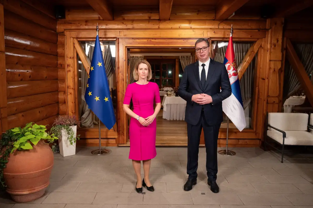 A szerb elnök a "Béke" villában fogadta az uniós főképviselőt,  a szereplők lába előtt lévő két kis négyzet jelzi, hogy a szereplőknek hova kell állniuk  a fotózkodáshoz
