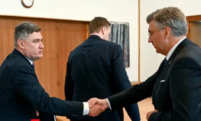 Kezet fogott a horvát elnök (balról) és a horvát miniszterelnök (jobbról). A Horvát Védelmi Tanács üléséről - amelyen találkoztak - televíziós felvétel nem készült