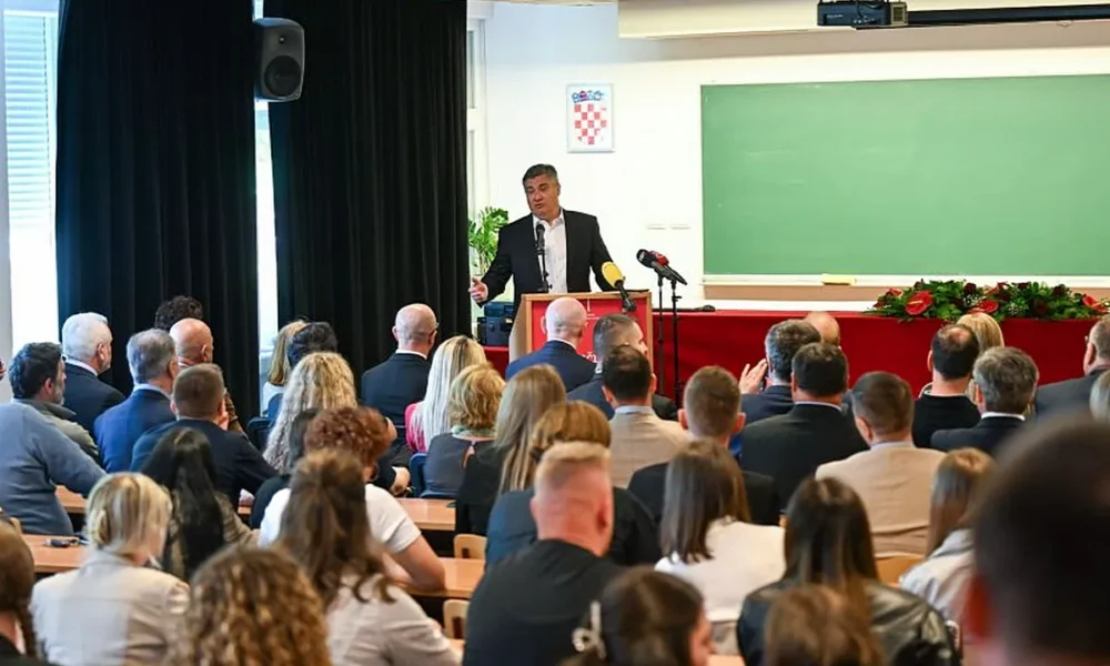 Zoran Milanovic beszédet mond a kaproncai Északi Egyetemen