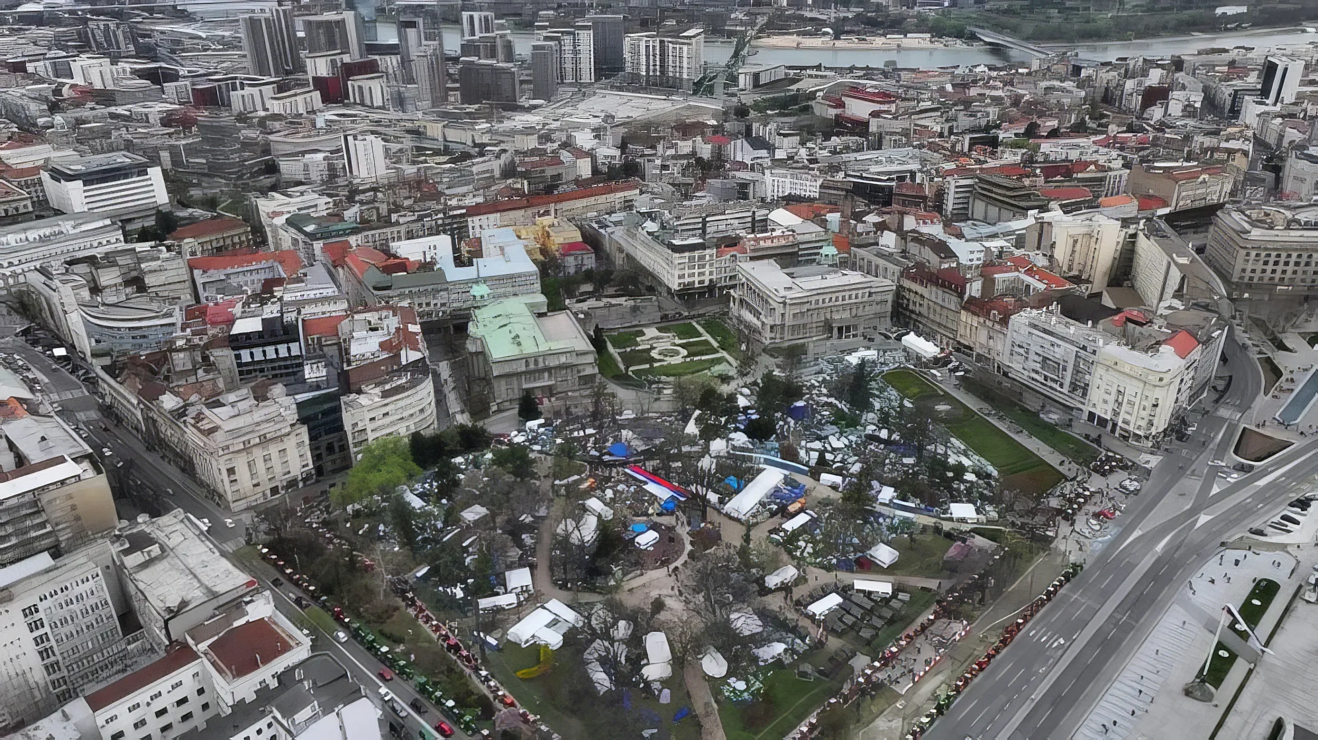A Ćacilend madártávlatból, a háttérben a Száva partján a Belgrád a vízen nevű új városrész förmedvényszerű épületei