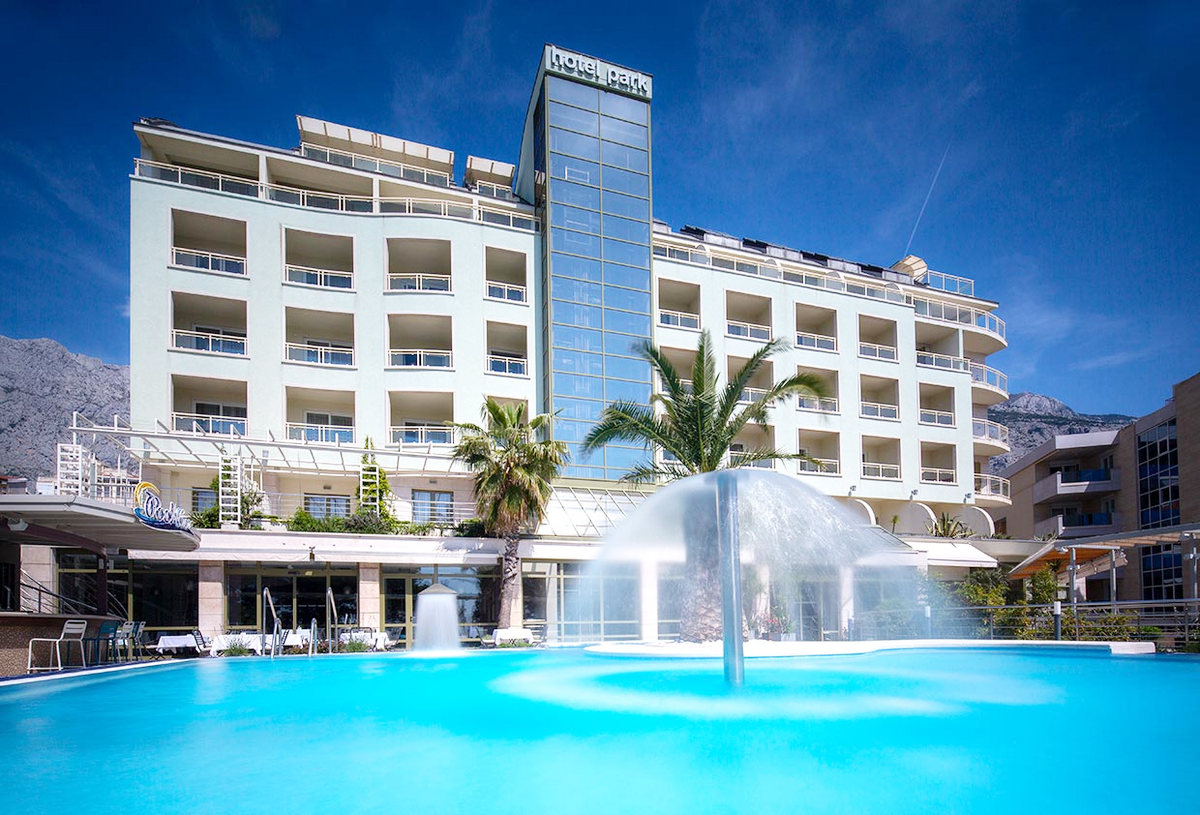 A Park Hotel Makarska négycsillagos szállodája, amely közvetlenül a makarskai riviéra egyik legszebb kavicsos strandján, a tengerparti sétány mentén helyezkedik el.  A szálloda 2023 májusában került a Mepas csoport tulajdonába, amelynek székhelye Široki Brijegben található