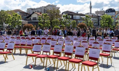 Civilek performansza a parlamenti komédia ellen Koszovóban: