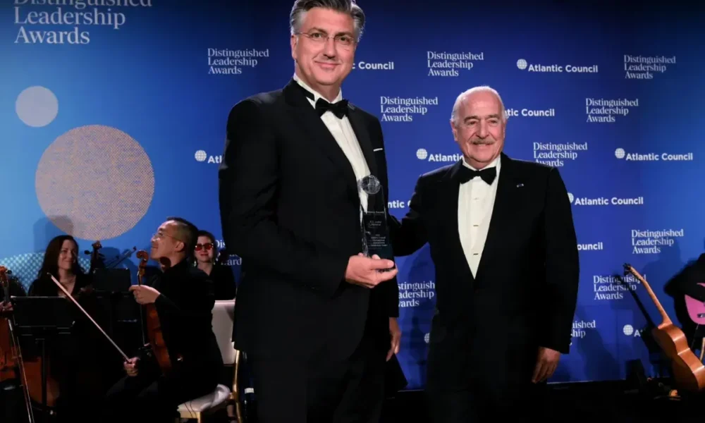 A kicsokrétázott délceg horvát miniszterelnök egy remekbeszabott szmokingban, átvette az Atlantic Council nagyhatalmú gittegylet által odaítélt díjat