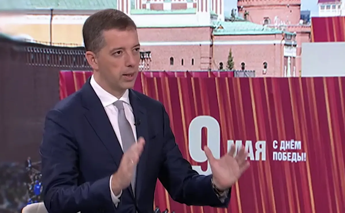 Szerbiának nem kell pótszék az EU-ban, és a testvéri Magyarország 2 Marko Đurić szerb külügyminiszter az RTS közszolgálati televízióban, a háttérképen a moszkvai díszszemle mesterlövészekkel a tetőn