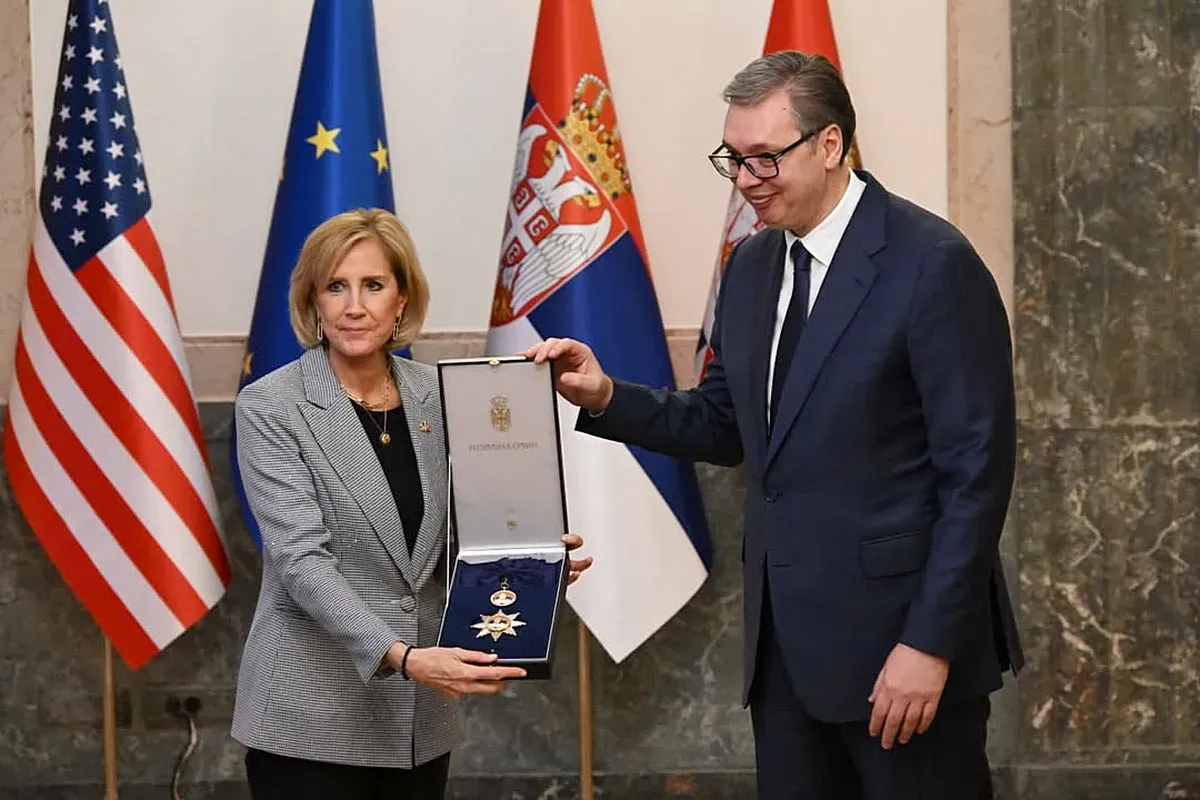 Az amerikai politikusok és közéleti szereplők kitüntetése az ország nemzetközi presztízsének növelését és Vučić saját szerepének felnagyítását szolgálja