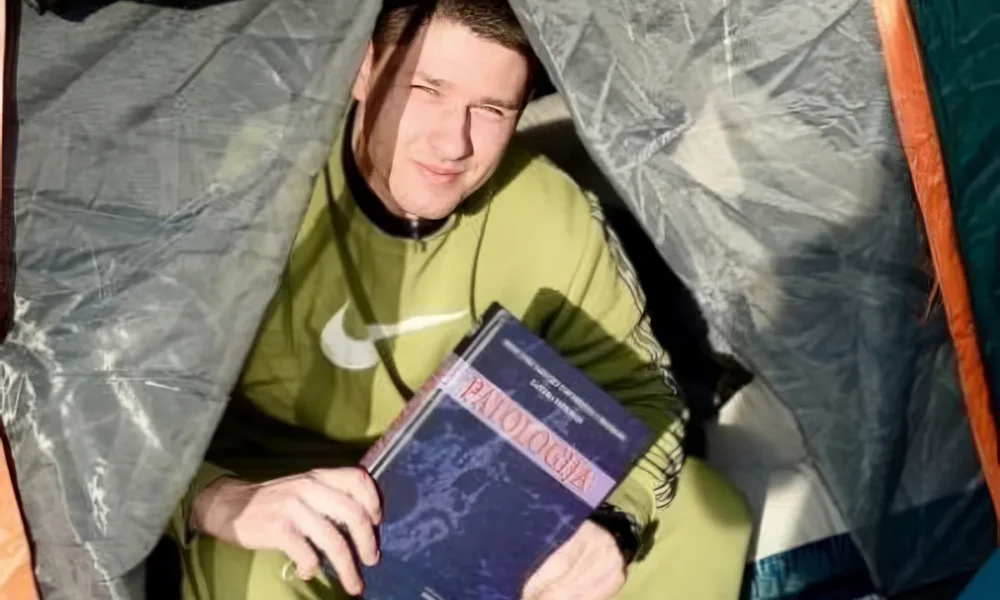 A kormánypárti fődiák patológiát tanul a sátorban, ahova a szerb elnök telepítette át