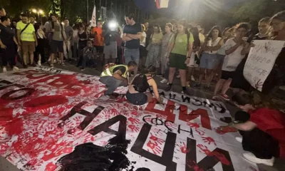 A diákok átfestették a horogkeresztet, és egy második világháborús szlogent írtak a molinóra