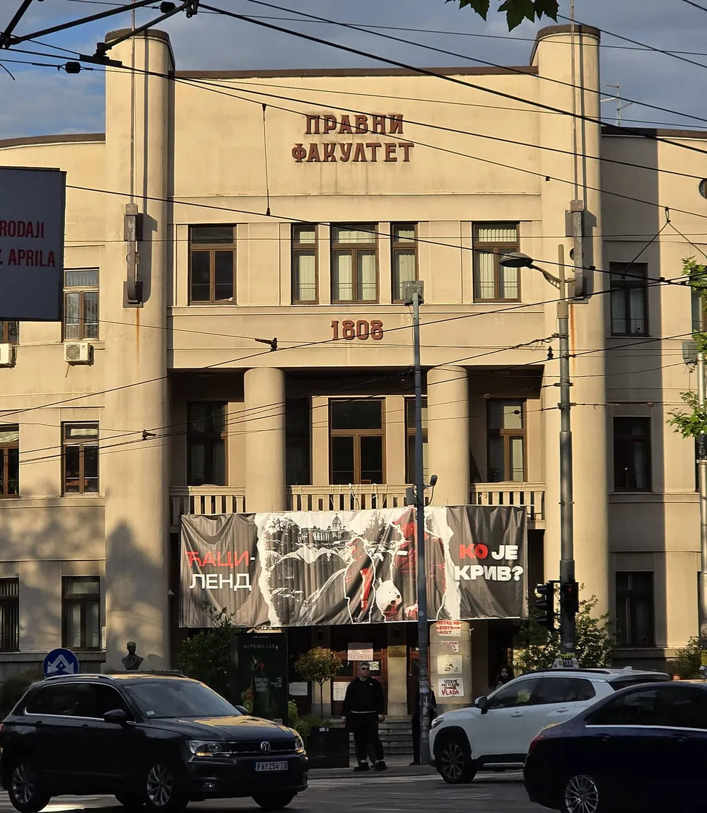 A Jogi Egyetem Belgrádban, a transzparensen látható felirat azt feszegeti, hogy "Cacilend, ki a bűnös?"