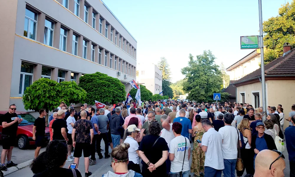 Az emberek az utcán vannak, ellenzéki tüntetés Kosjericben