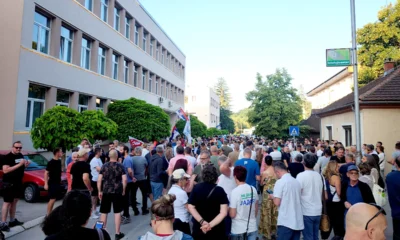 Az emberek az utcán vannak, ellenzéki tüntetés Kosjericben