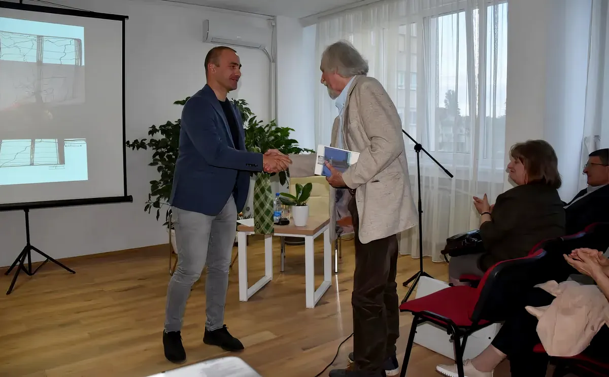 "A fényen át – Maurits 80" elnevezésű rendezvényen Antalovics Péter, a Forum Könyvkiadó Intézet köszöntötte igazgatója Maurits Ferenc festőművészt, illusztrátort, költőt nyolcvanadik születésnapja alkalmából