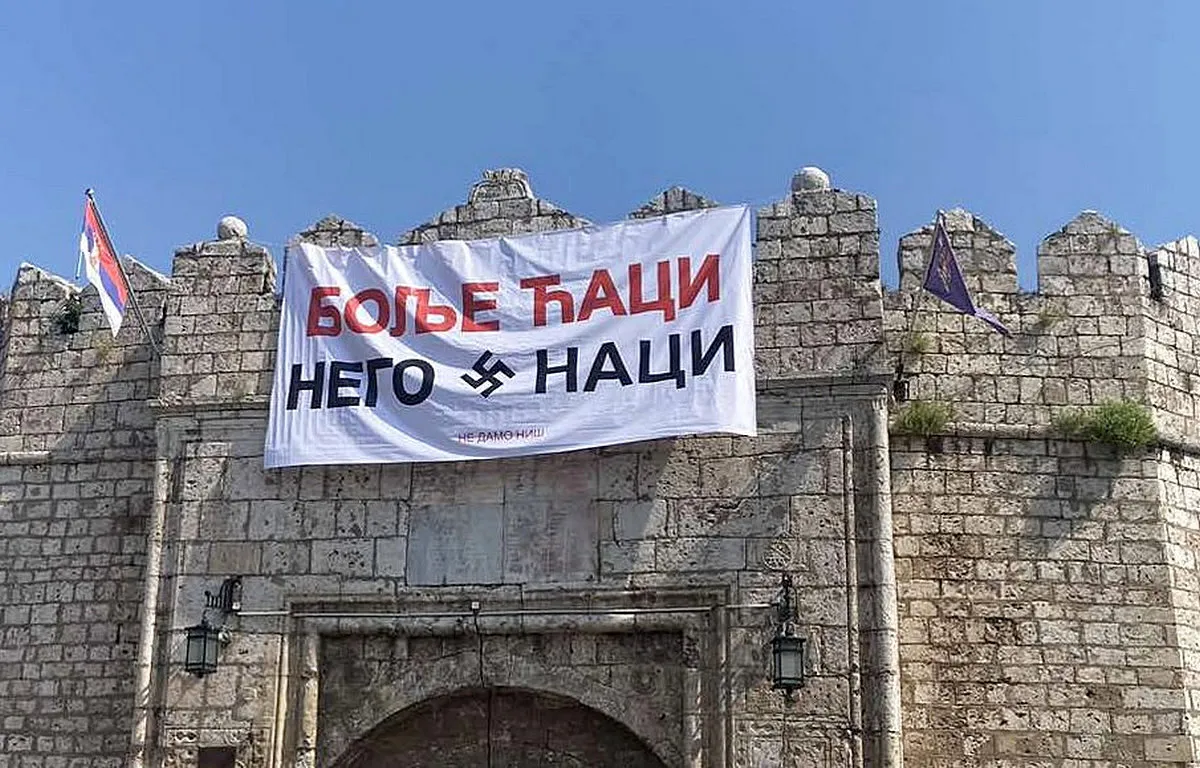Amikor a hatalomvágy elveszi a vezér eszét, akkor bármire képes. Molinó a Nis jelképének számító várkapu felett