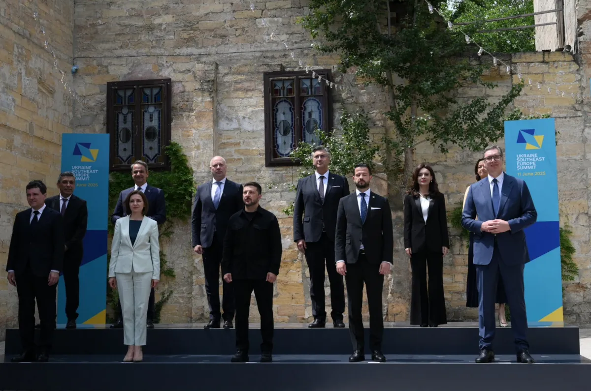 A családi fotón már ott feszített a szerb elnök is... Ez a kép is a horvát miniszterelnök X platformos gyújteményéből származik. Plenkovic ezúttal is "megcsillogtatta" hiányos történelemtudását, a képhez írt bejegyzése szerint Odessza ugyanis - Dubrovnikhoz hasonlóan - olyan város, ahol a történelem, a kultúra, de a bátorság és a szellem rendíthetetlensége is szembeszáll az agresszióval