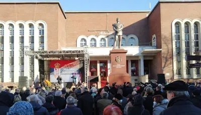 peter kiraly szobra