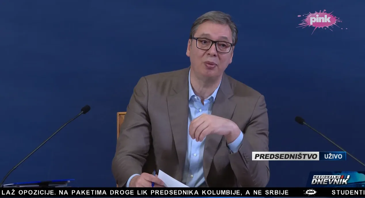 Aleksandar helyett Petro, "a fél szerb kormány kokainfüggő" 2 A Pink szalagcíme szerint mindez "az ellenzék hazugsága, a drogküldeményeken a kolumbiai, és nem a szerb elnök látható"