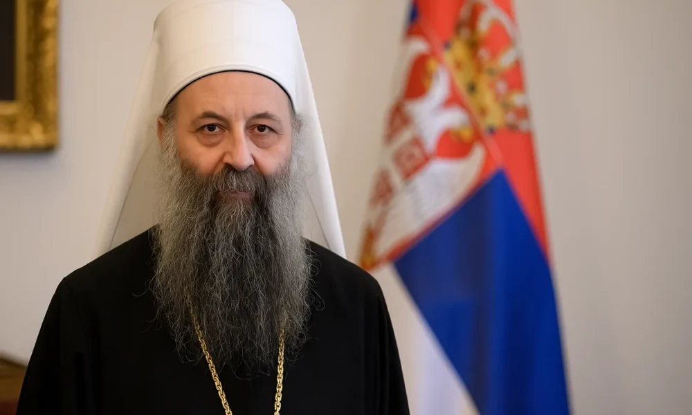 Porfírije szerb pátriárka által vezetett egyház (SPC) aktívan részt vesz a történelmi revizionizmusban és a politikai mobilizációban (Forrás: MI)