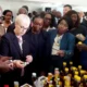 Egy szőke elnökasszony méhészeti termékekkel kereskedik a majdnem fekete Afrikában