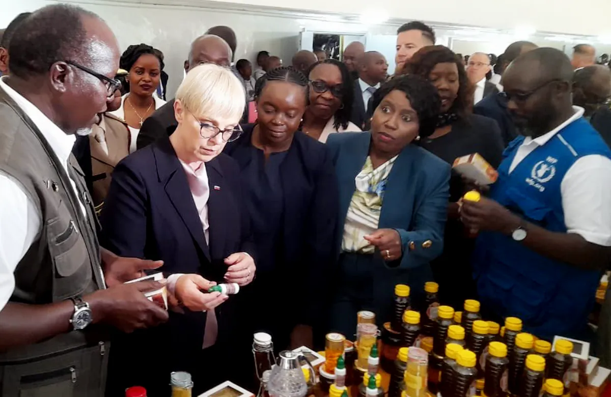 Egy szőke elnökasszony méhészeti termékekkel kereskedik a majdnem fekete Afrikában