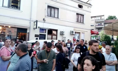 Tüntetés kezdődött az užicei bíróság épülete előtt egy kosjerići középiskolás végzős letartóztatása miatt. Sorra viszik be az embereket Szerbiában