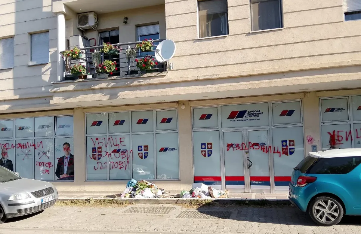 Vučić megkegyelmezett a hatalom verőlegényeinek 2 Szemétlerakó hellyé vált a Szerb Haladó Párt újvidéki irodája, a feliratok "gyilkosok, hazudozók, tolvajok, árulók"