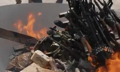 A Kurd Munkáspárt tagjai ünnepélyesen elégették a fegyvereiket