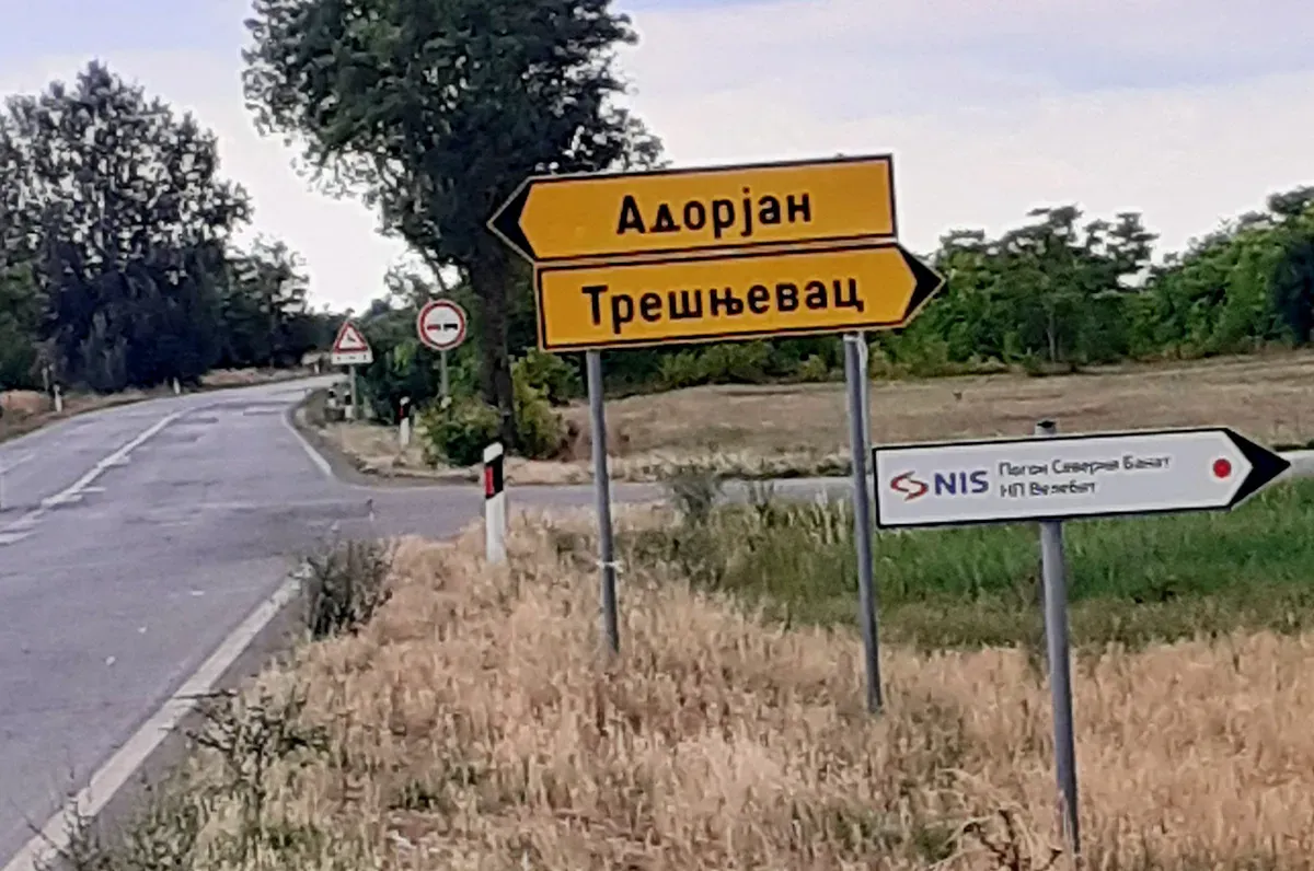 Azon már nem is lepődünk meg, hogy Magyarkanizsa községben egynyelvű táblákat látunk, elvégre ilyen ez a mostani Сзербиа. Vajon a külföldi érdeklődök hogyan tájékozódtak?