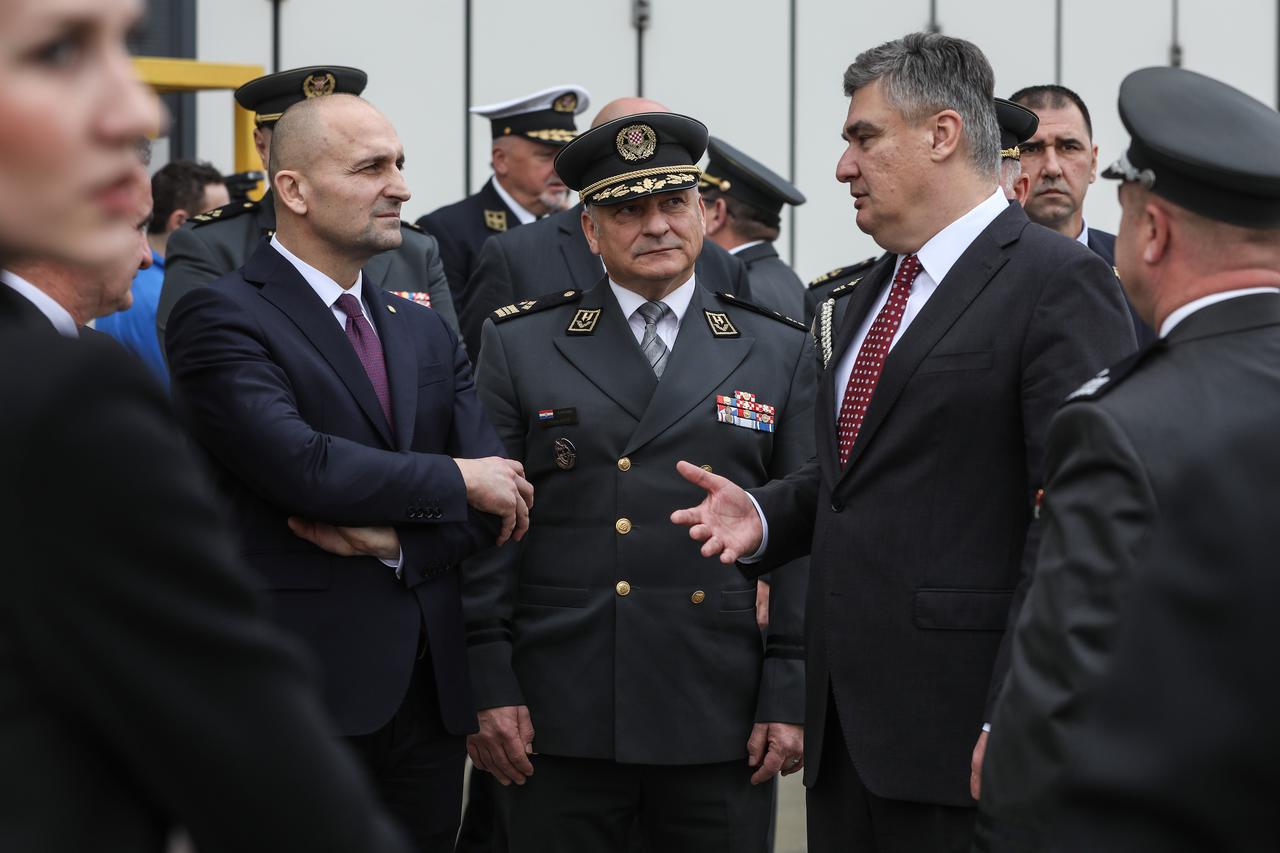 Anušić és Milanović magasrangú katona társaságában