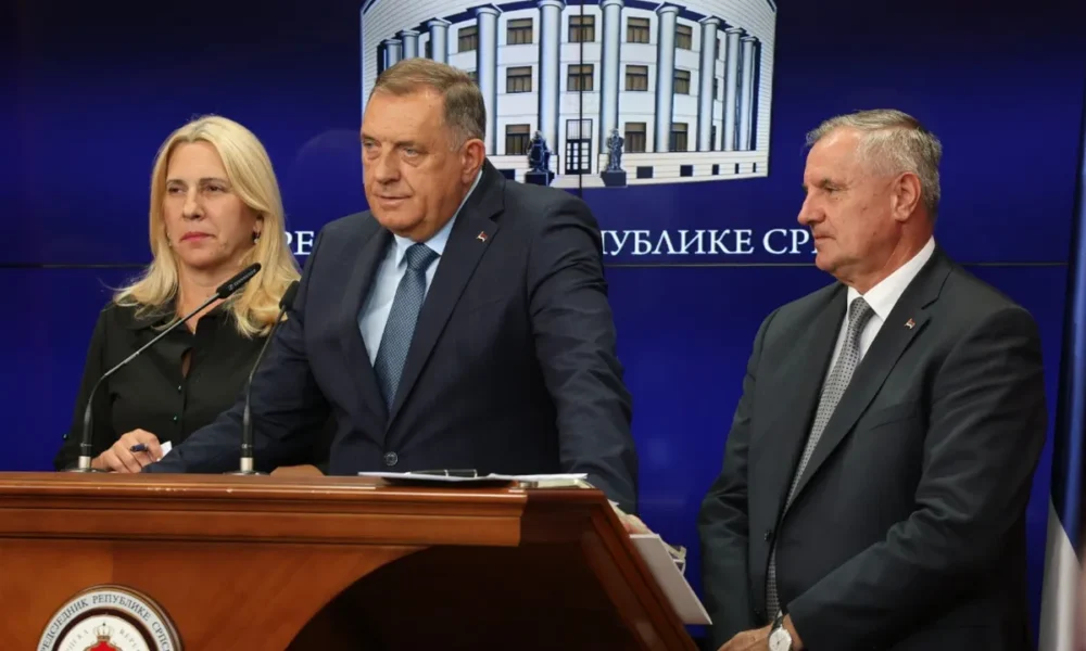 Ettől a pillanattól kezdve a boszniai Szerb Köztársaság belügyminisztériuma állandó utasítást kap Christian Schmidt megfigyelésére a következő tíz évben - írta Dodik a fenti képhez csatolva az X platformon. Előkerült a régi sláger is, miszerint a RS azonnal dönt a függetlenné válásról, ha Schmidt hozzányúl a boszniai szerb vagyonhoz